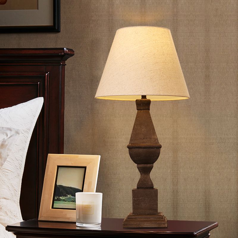 Brown Conic Night Light Countryside Tissu 1 Bulbe Chambre Table Lampe avec base de police en résine