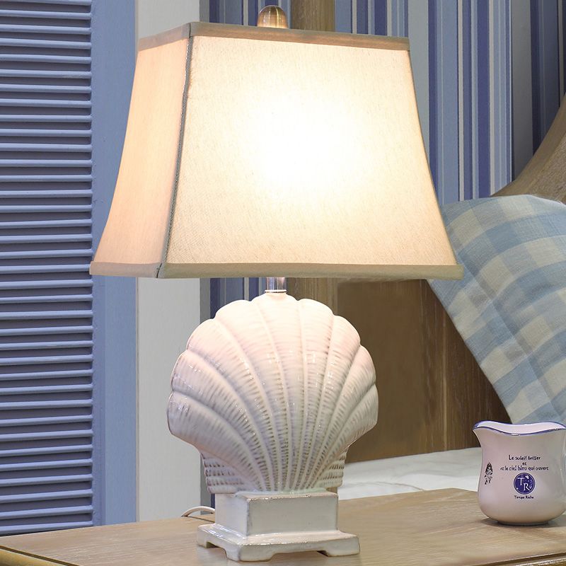 Shelme de nuit en céramique à la main Style country de country 1 bulbe de chambre lampe de table en vert / blanc avec une nuance de tissu de pagode