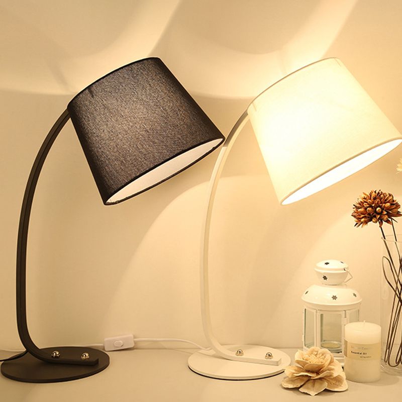 Table de tambour effilée noir / blanc clair nordique 1 lampe table de chevet de tissu de tête avec bras d'arc