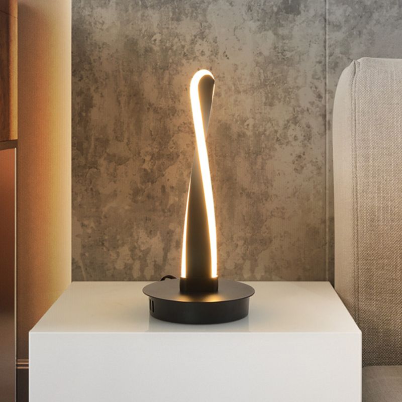 Accrilico Twisted Task Lighting Lampada da tavolo a LED moderna in giallo/nero con base di metallo rotondo