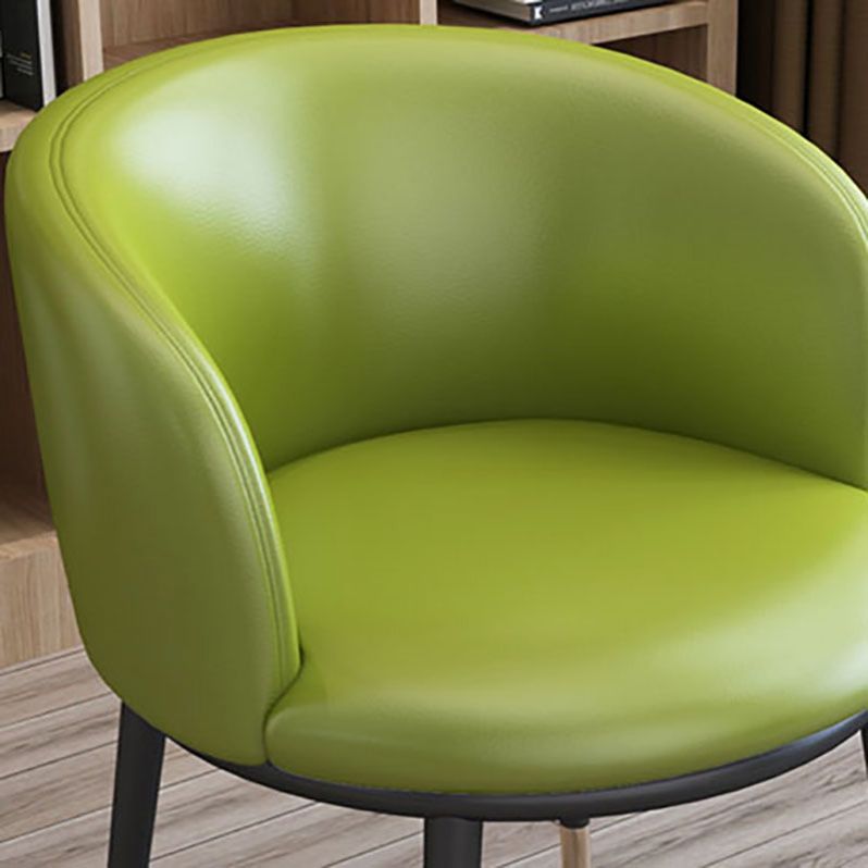 Silla de comedor de cuero con respaldo sólido y acabado mate para el hogar contemporáneo