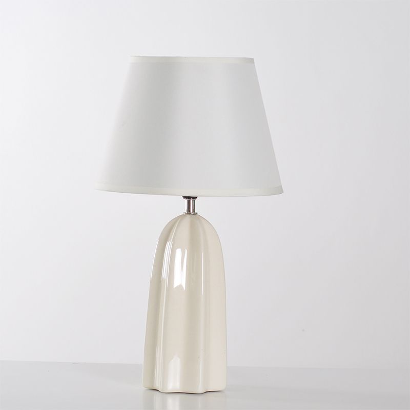 Beige/braun 1 Kopftischlampe traditioneller Stoff Stoff konisch Schatten Tischlicht für den Untersuchungsraum