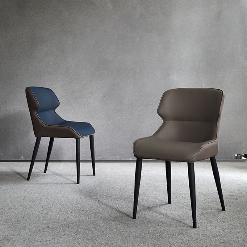 Chaise de salle à manger de style scandinave en métal.