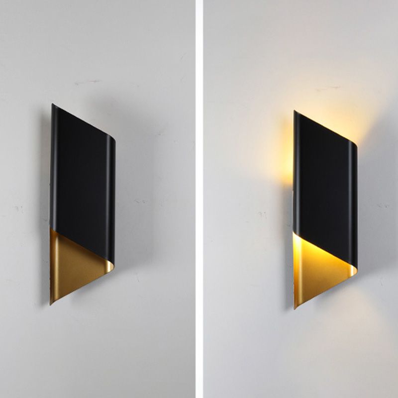 Lampada con applique a pancione curva in stile minimalista in metallo oro-nero montato a parete