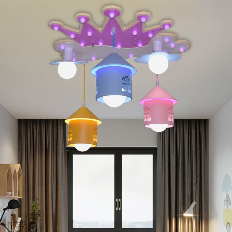 Pink Crown Form Semi Flush Mount Cartoon 5 Lichter Holzspülende Deckenlampe mit Hauseisenschatten