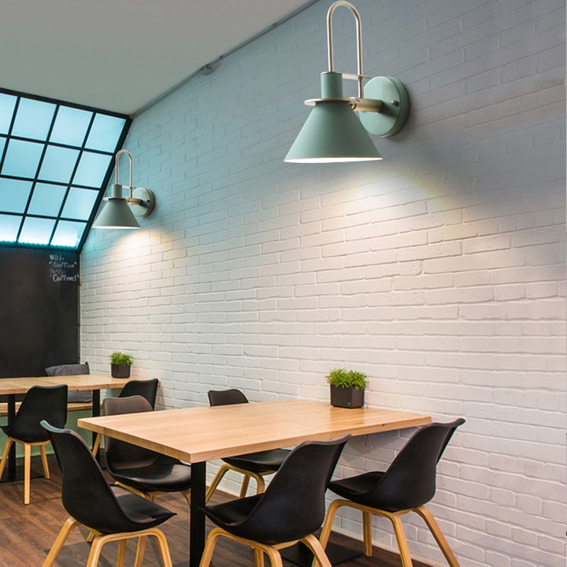 Lámpara de pared de macaron de hierro lacado en moderna luz de pared simple de estilo nórdico para dormitorio