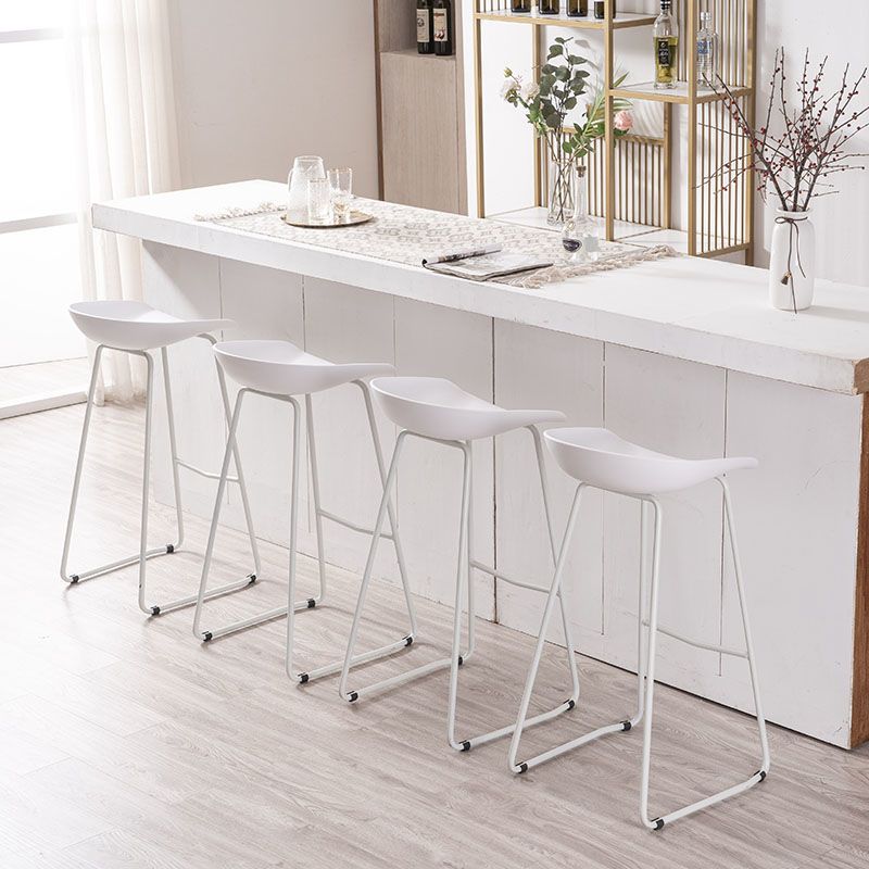 Contemporary Plastic Bar Stool Armless Dining Stool with Metal Base