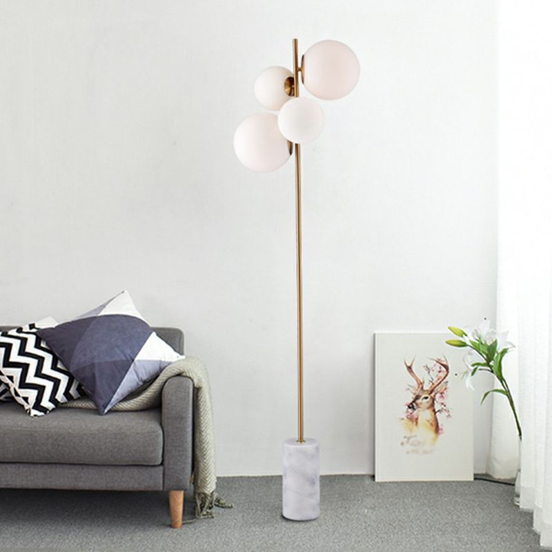 Lámpara de pie de pie de latón de lámpara de 4 cabezas posmoderna con sombra de vidrio blanco para sala de estar