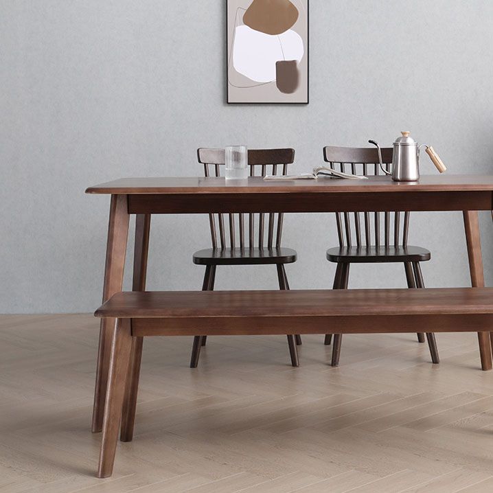 Sedia da sala da fuoco in legno scandinavo.