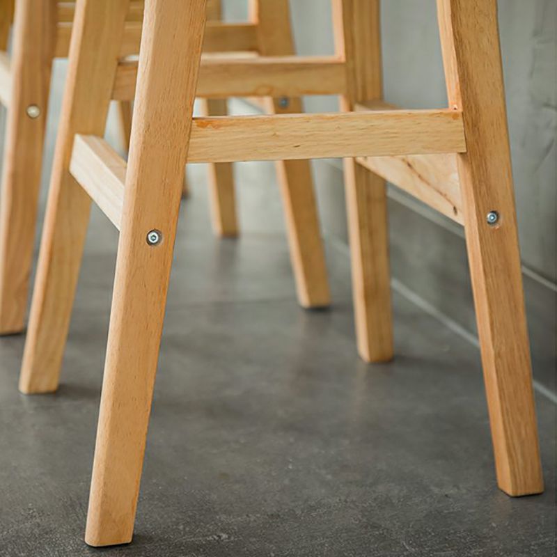 Taburete de bar interior de cuero contemporáneo de madera maciza con respaldo bajo
