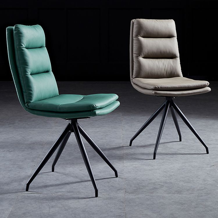 Sillas modernas de cuero de imitación con 4 patas de comedor de patas de metal de acabado negro para el hogar