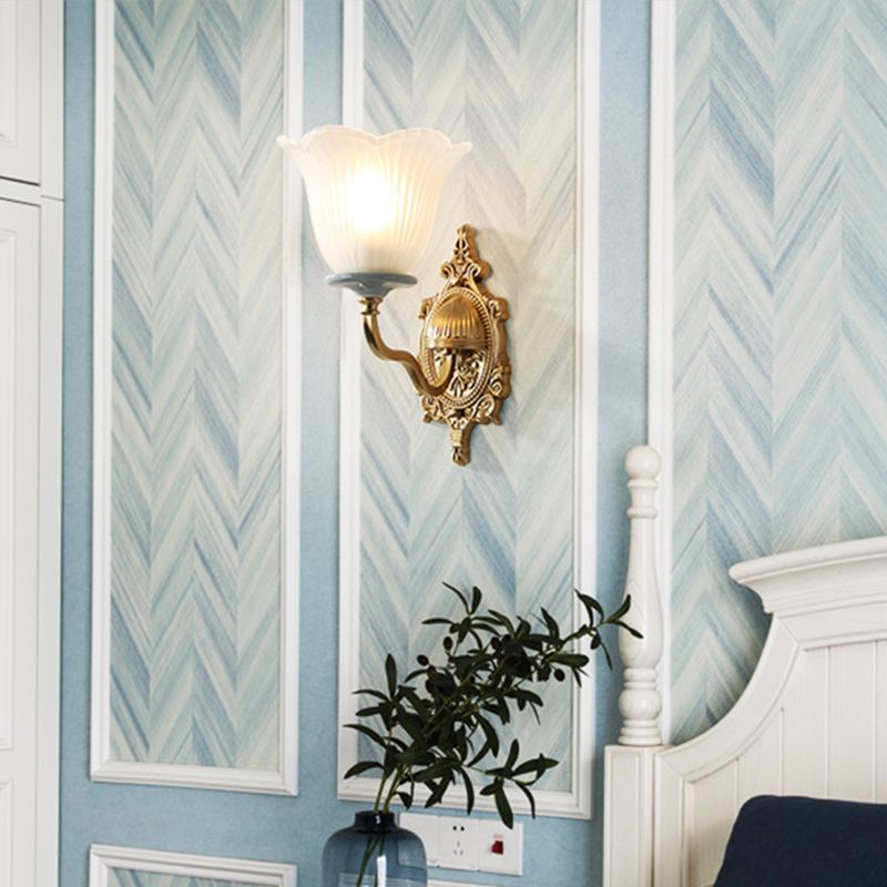 Melkglas messing wandlamp gesneden bloesem 1/2-licht vintage muurlicht sconce met golvende arm voor veranda