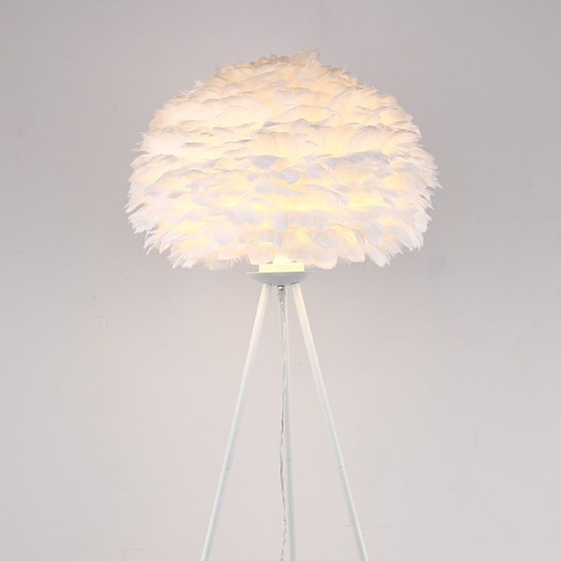 1-Licht-Wohnzimmerbodenlicht minimalistischer schwarz-weißer Stand-up-Lampe mit Kuppel Federschatten