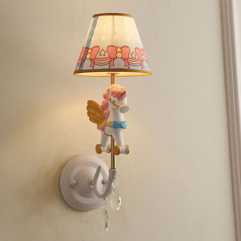 Cartoon kegel wandlamp met een eenhoorndecoratie 1 hoofdhars sconce licht in geel en blauw/geel en roze/geel en rood/geel en wit voor meisjes slaapkamer