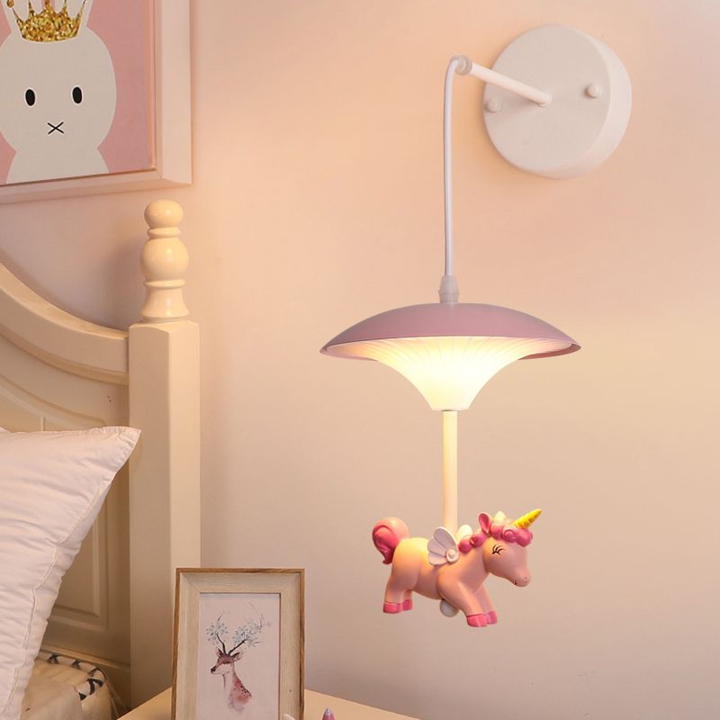 Apparecchio di illuminazione a parete a led metallici a forma di funghi con un unicorno in resina