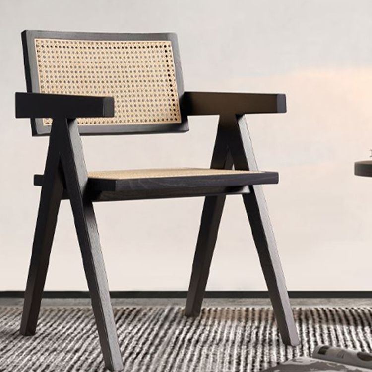 Silla de comedor tradicional de madera maciza con acabado mate, respaldo de caña, sillas con brazo