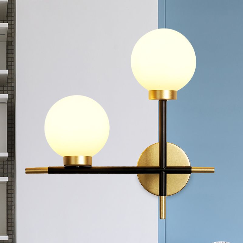2-Bulb Milky Glass Sconce Lightture Modern Black Double Globe Salon Lampe murale avec conception de croix