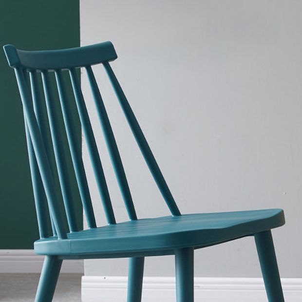 Sedia da cucina in plastica scandinava.