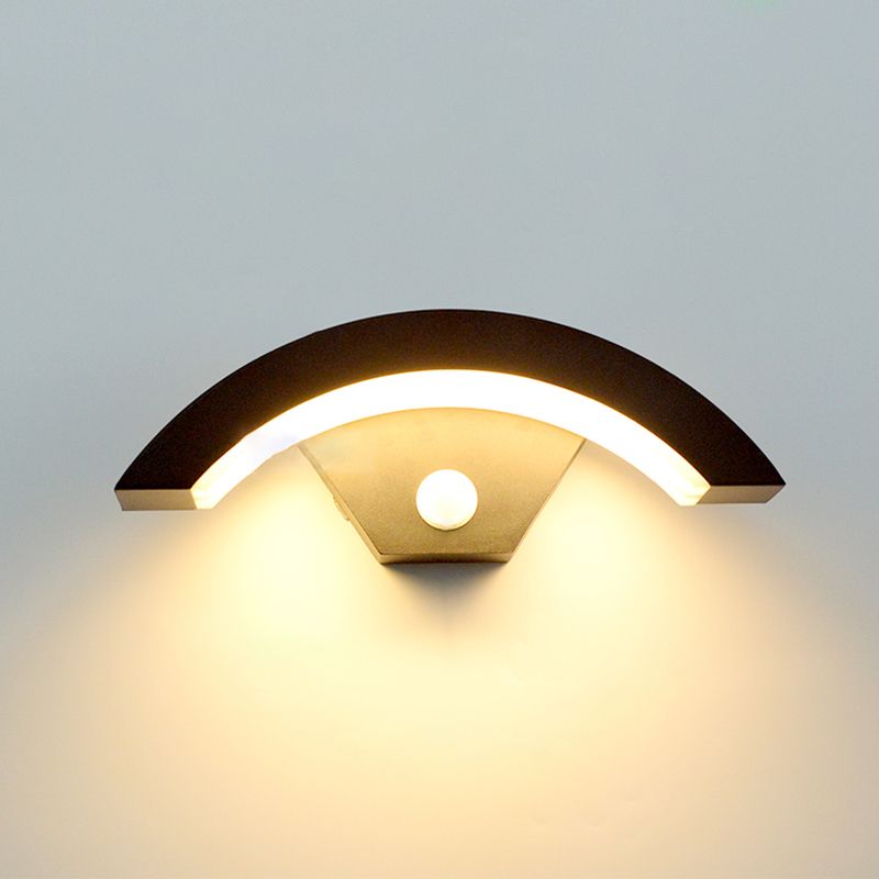 Geometric Shade Metal Wall Sconce Modern Style Single Light Wall Mounted Light in Black