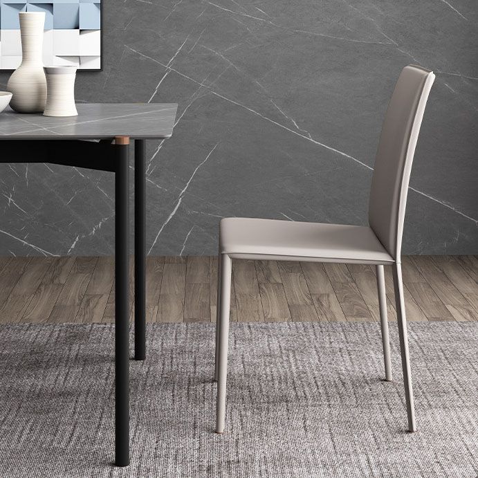 Silla de comedor curvada de cuero contemporánea Silla Parsons para Brasserie