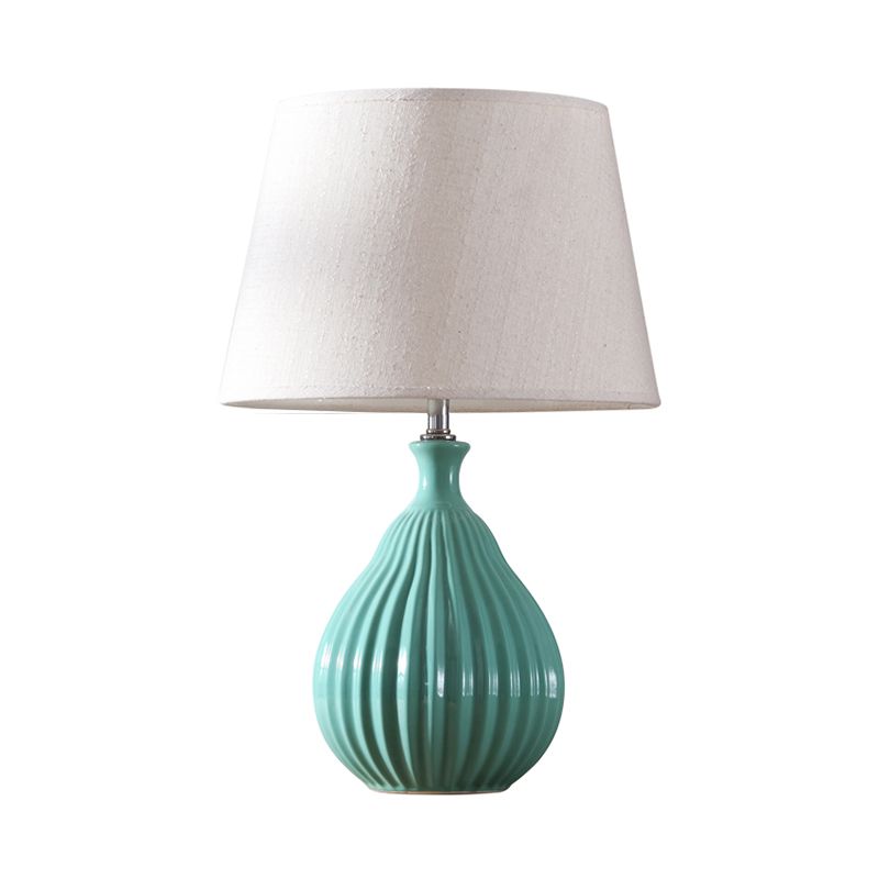 Lumière de nuit blanche / verte Lumière minimaliste 1 lampe de table de chevet en céramique légère avec nuance de tissu cône