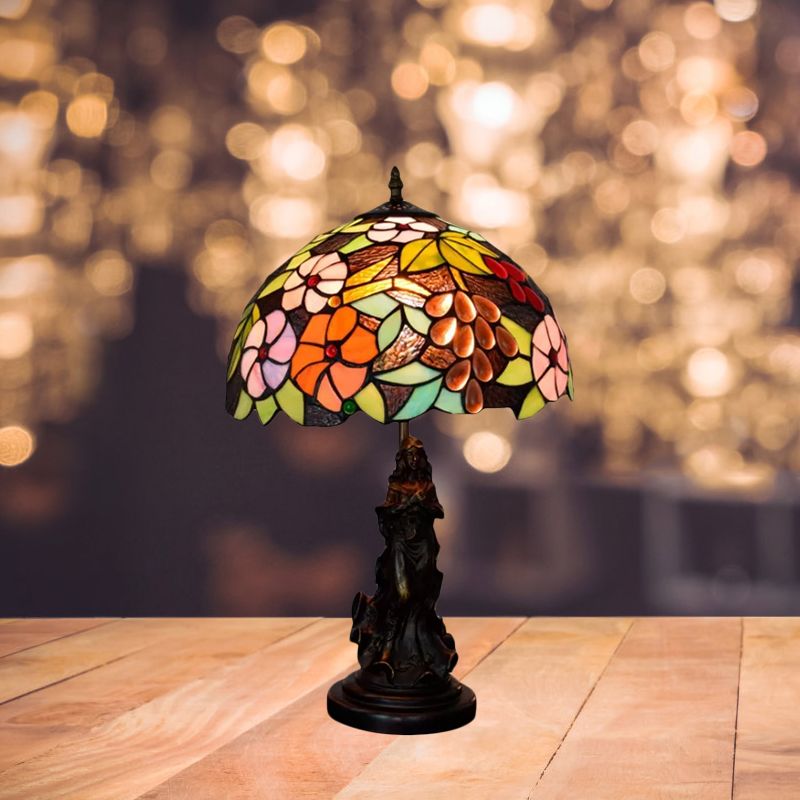 Tiffany Glass Trauben Tischlampe Barock 1-Bulb Braun/grün/weißbraunes Nachtstand Licht mit Mädchenbasis