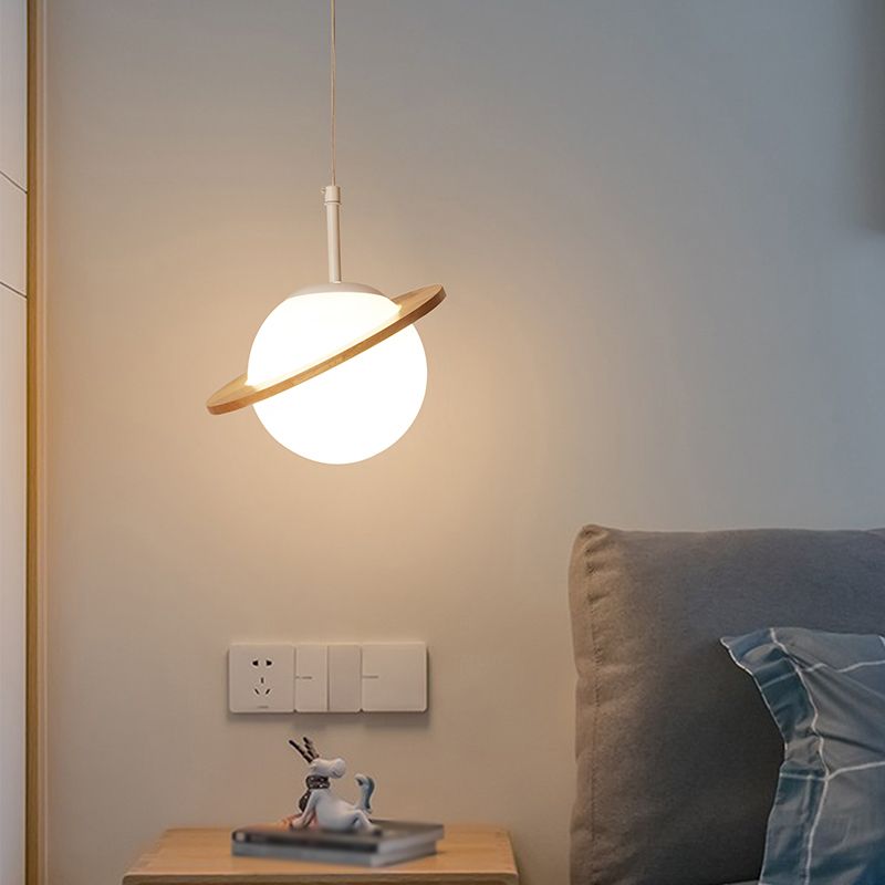 Houten hangende verlichtingsarmaturen Globe Noordse suspensielamp met witte glazen schaduw
