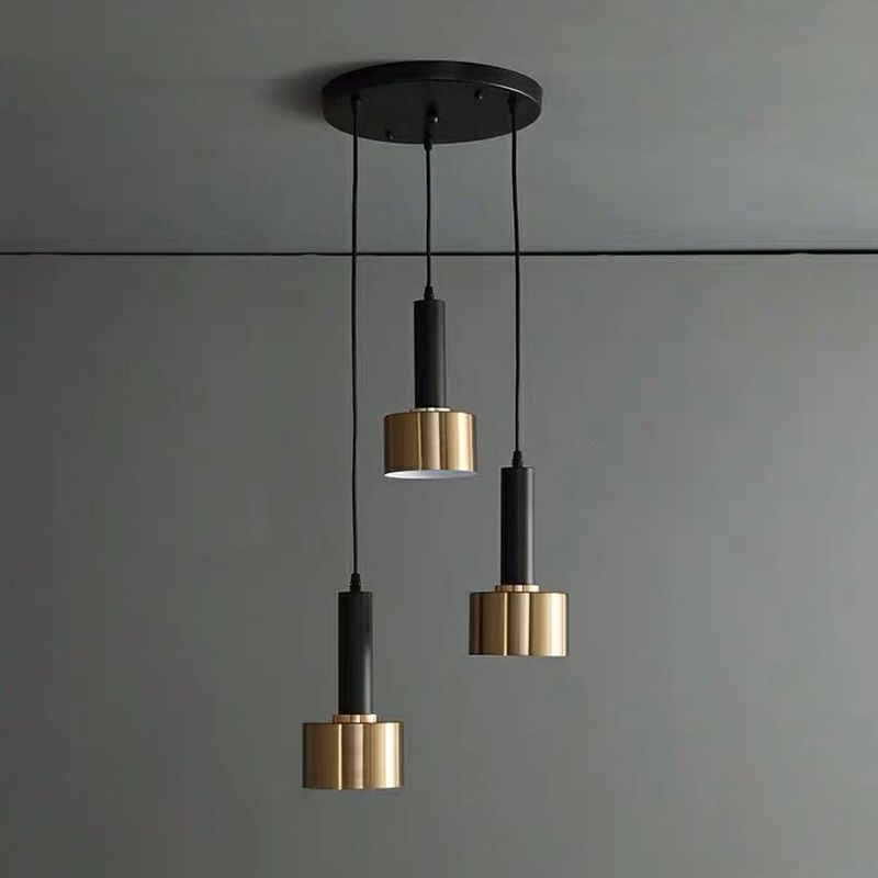 Luce a sospensione in cilindroide nera e oro in ferro battuto in ferro di lusso moderno
