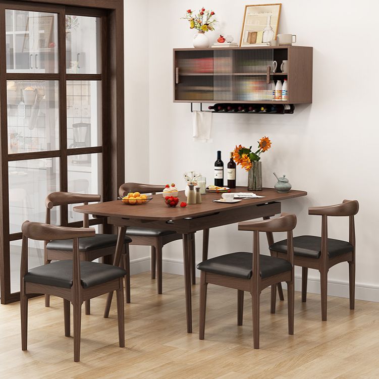Sedie da pranzo in legno in stile contemporaneo.