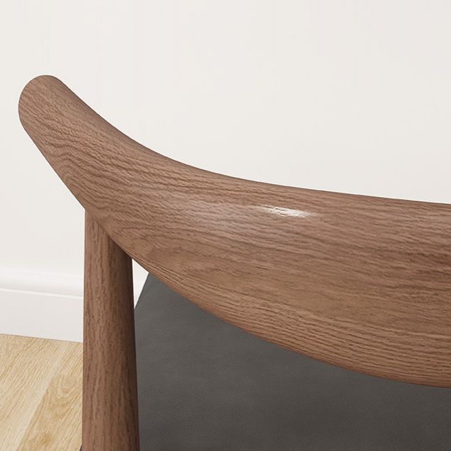 Sedie da pranzo in legno in stile contemporaneo.