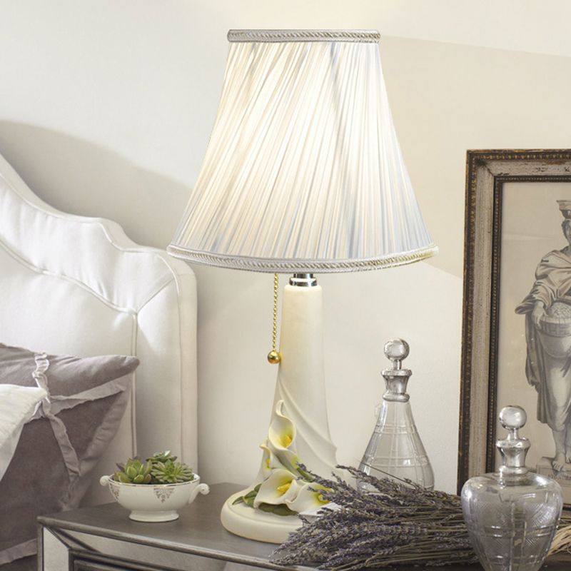 1 tête cloche nocturne Light Countryside White Fabric Table table de chevet avec Calla Lily Resin Base, chaîne de traction