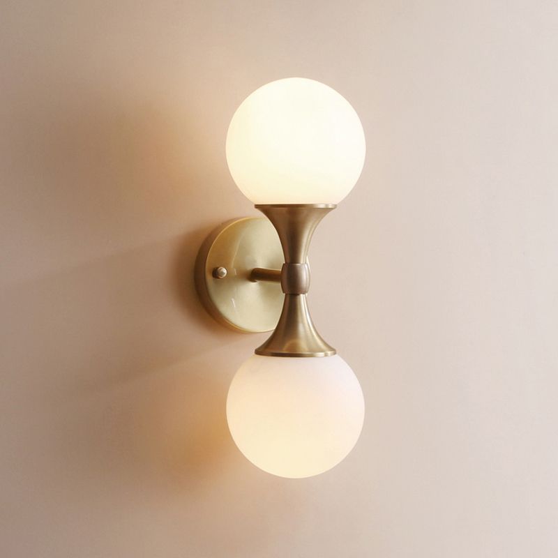 Lámpara de pared de pelota de estilo simple Luz de apliques de pared de dormitorio de 2 cabezas de vidrio marfil en latón