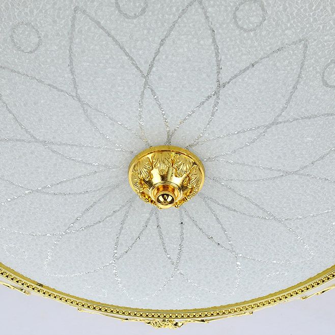 Kuppel-Unterputz-Deckenleuchten. Traditioneller Deckenleuchter aus Milchglas für den Flur