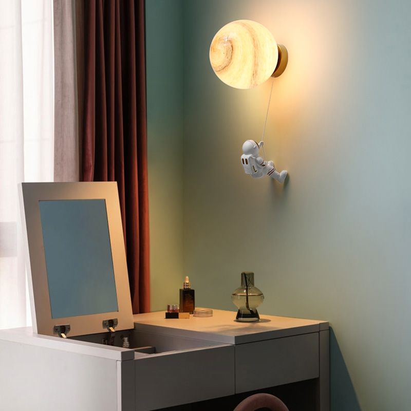 Camera da bambino una lampada da parete con sconde murale