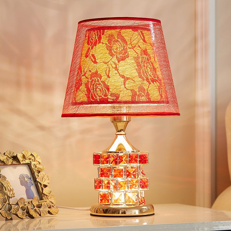 1 Kopf Rosendruck gedrucktem Stofftisch Lampe Vintage Romantische Rot/Gold Dual Cone Shade Nachtlicht mit Würfelkristallbasis