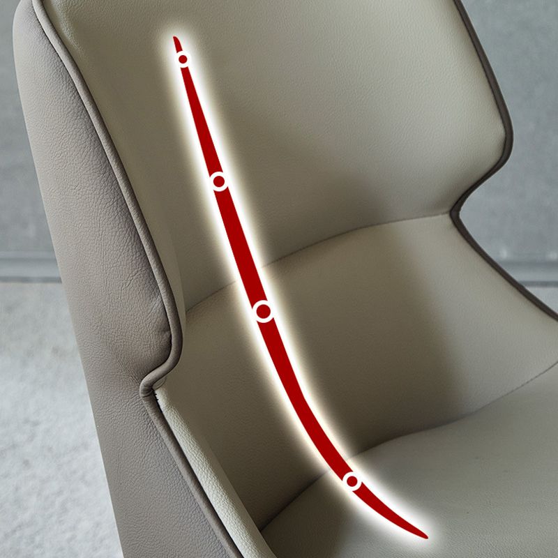 Chaise de salle à manger de style scandinave en métal.