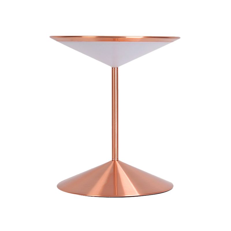 Illuminazione da comodino a imbuto in metallo Lampada da comodino a LED moderna in oro rosa per camera da letto