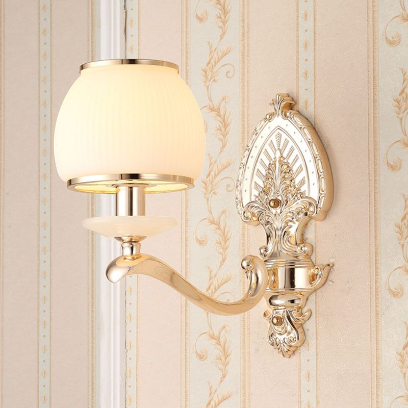 Éclairage mural en métal incurvé Idées d'éclairage mural en or moderne avec ombre en verre géométrie