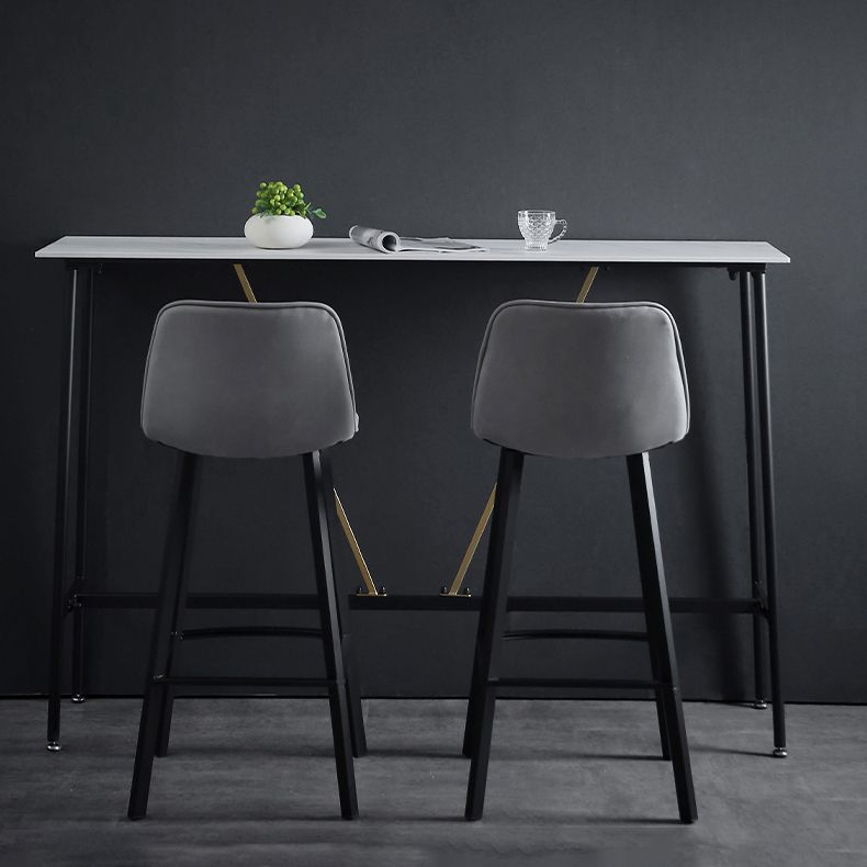 Barhocker im Industriestil mit Eisenbeinen, Thekenhocker für die Restaurantbar