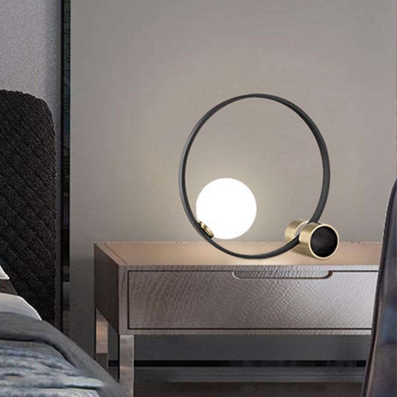 1 Glühbirnenkreis Schreibtisch Licht moderne Metallnachttischlampe in Schwarz mit Milchglasschatten