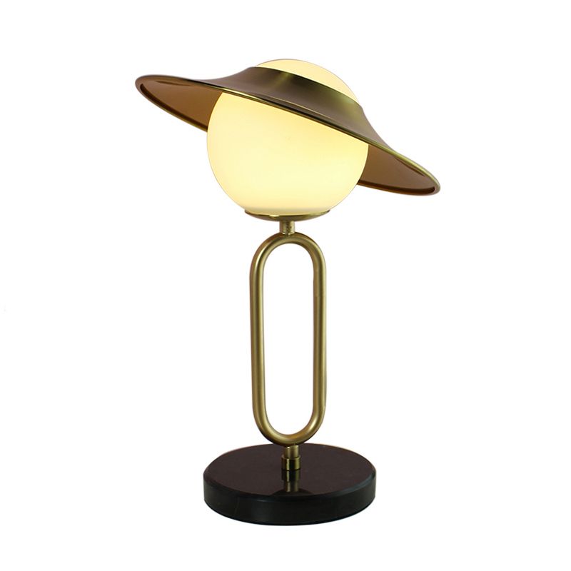 Metal Hat Desk Light Cartoon 1 Lámpara de mesa de luz con sombra de vidrio crema y base de mármol en latón