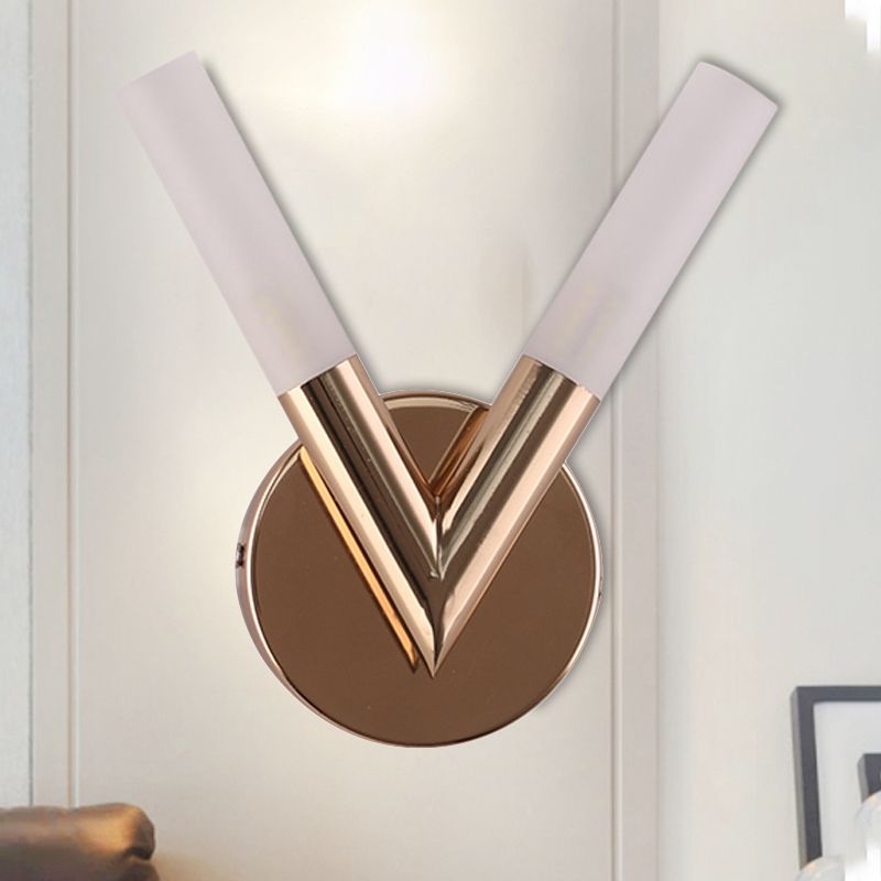 2 Lichter Schlafzimmer Leuchte Licht mit V-förmiger weißer Glasschatten moderne goldene LED-Wandhalterung Licht