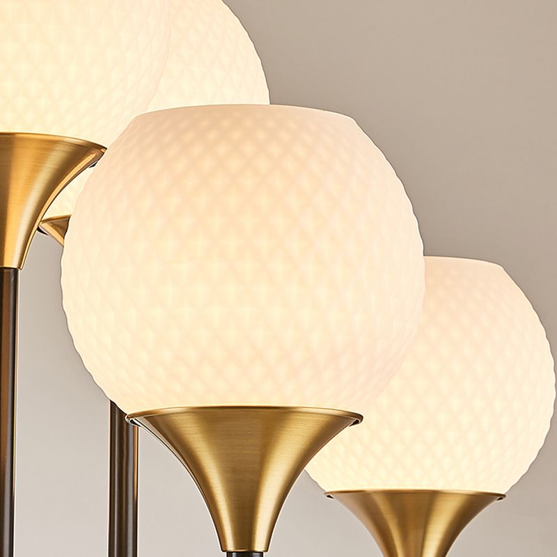 Zeitgenössische globale Kronleuchter -Beleuchtung weißes Glas 8 Lampen Schlafzimmer Messing Lampe mit vertikalem Design