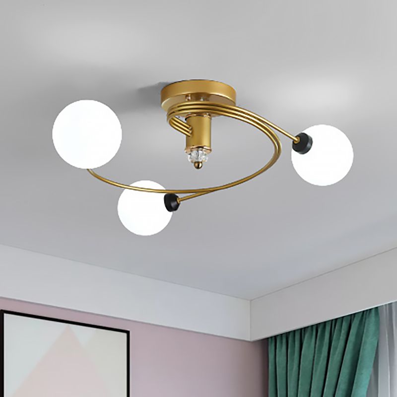 Gold Spiral Semi Flush Lighting Nordic 3/5 Lichter Deckeneinbau mit Orb Klar/Milch/Weiß Glasschirm