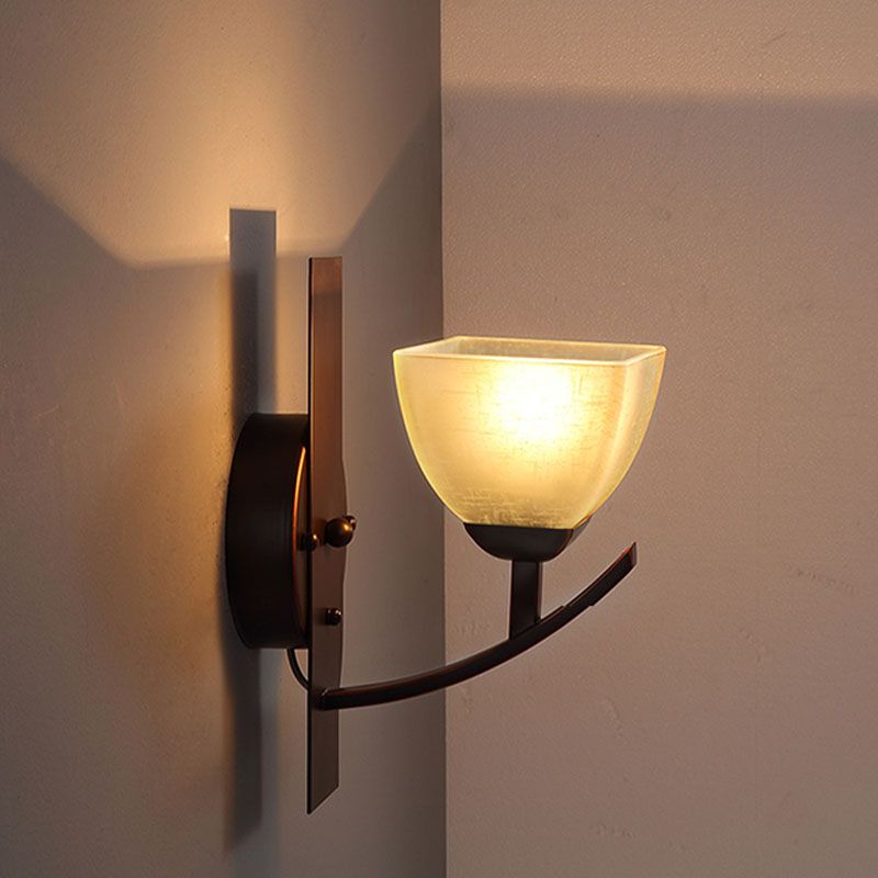 Éclairage mural de chambre à coucher en dôme rétro givré 1 clair applexion murale noire légère avec un bras bouclé en métal