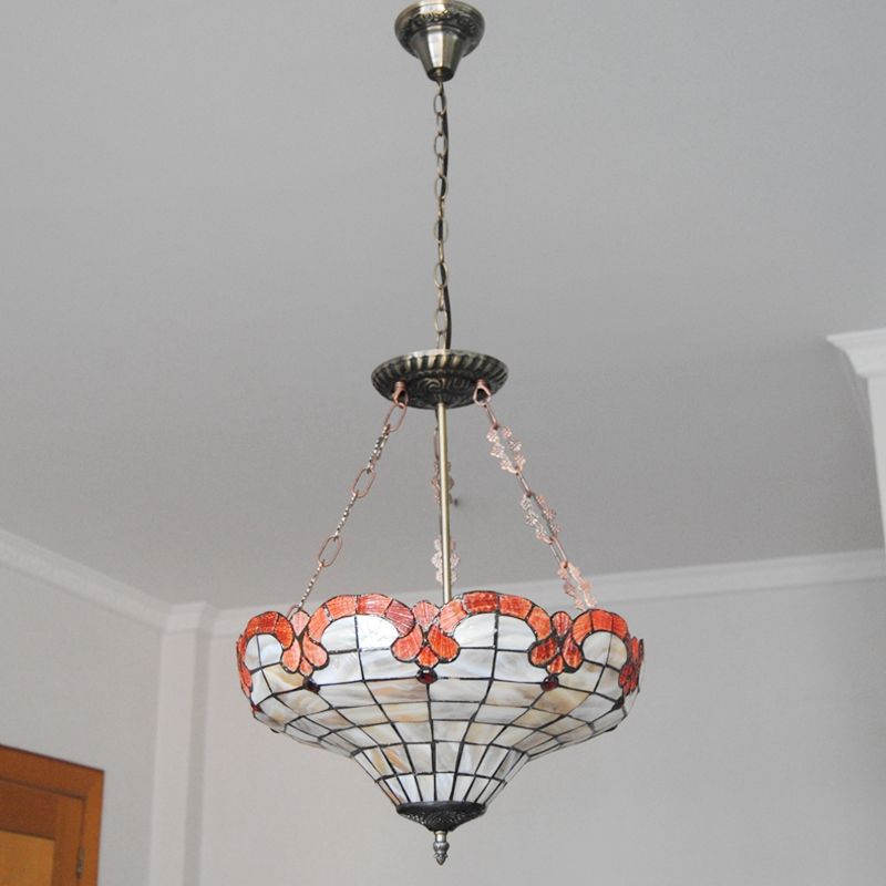 Traditionelle Tiffany -Scheunen -Federung Licht 3 Lichter Muschel invertierter Kronleuchter in Beige für Schlafzimmer