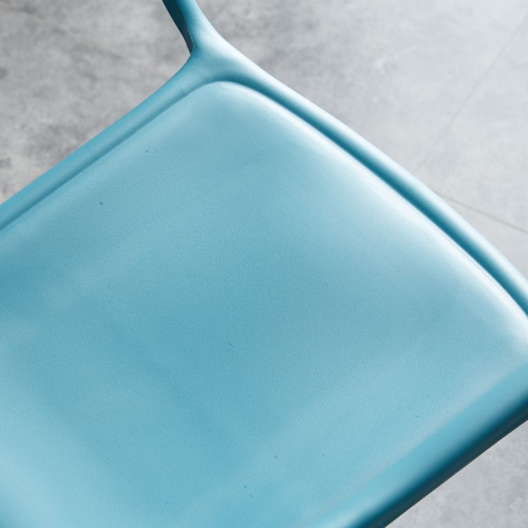 Sedia da pranzo in plastica moderna per interni moderni.