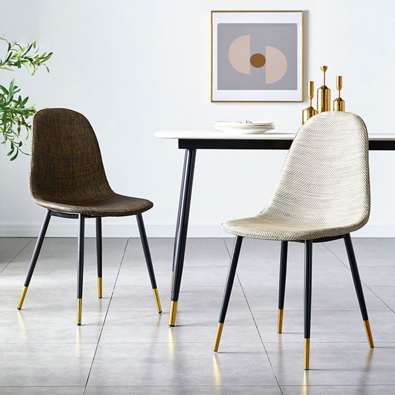 El plástico del diseño escandinavo que cena la silla lateral sin brazos del respaldo sólido de las sillas sin brazos