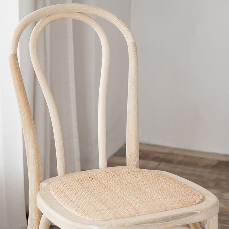 El comedor de madera del cortijo preside la silla lateral plegable trasera de Windsor para el restaurante