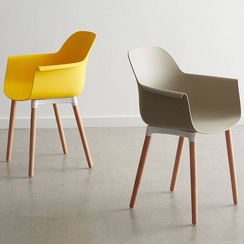 Sedia braccio da pranzo scandinavo sedia posteriore con gambe in legno per uso domestico
